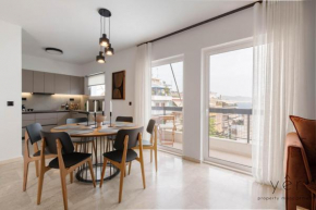 Seaside Luxury - 3 Min to Freatida Beach